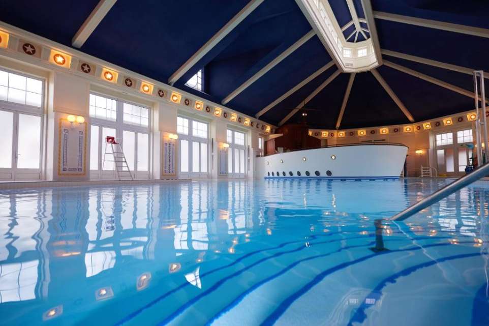 Disney Hotel Newport Bay Club piscina interioara Disney Hotel Newport Bay Club piscina interioara