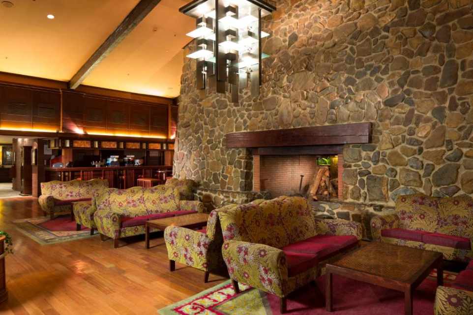 Disney Hotel Sequoia Lodge lobby
