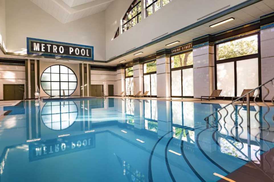 Disney Hotel New York The Art of Marvel piscina interioara