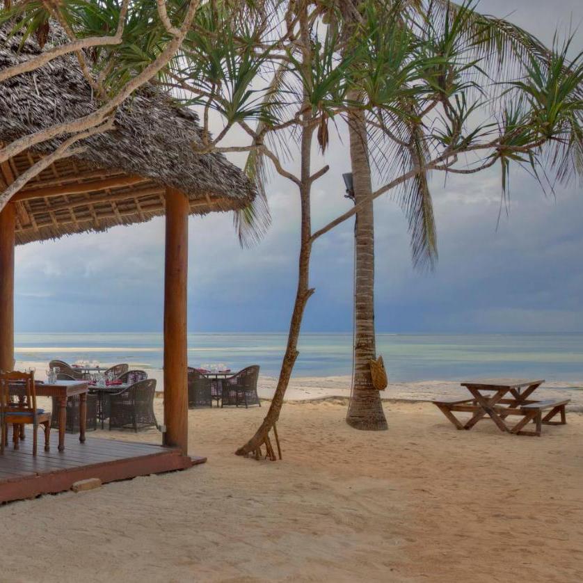 Sultan Sands Resort_bar pe plaja.jpg
