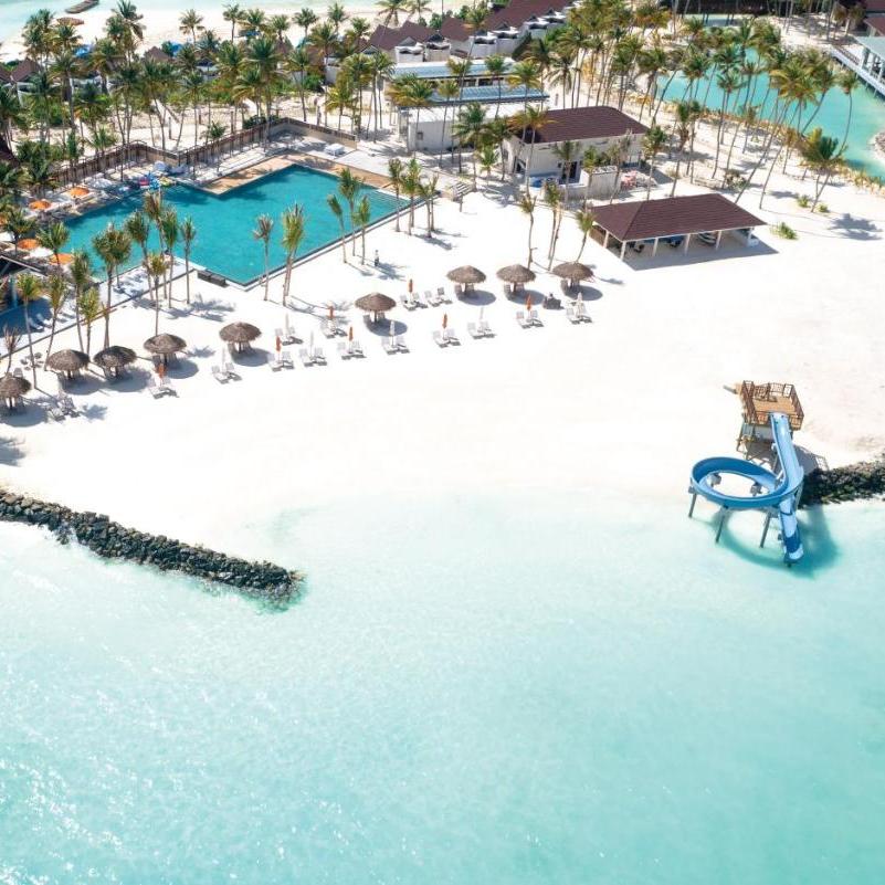 Oblu Experience Ailafushi plaja cu tobogan.jpg