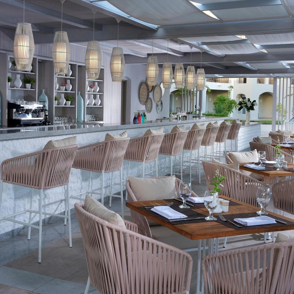 572_shr_alcazar_almaza_pool_bar.jpg
