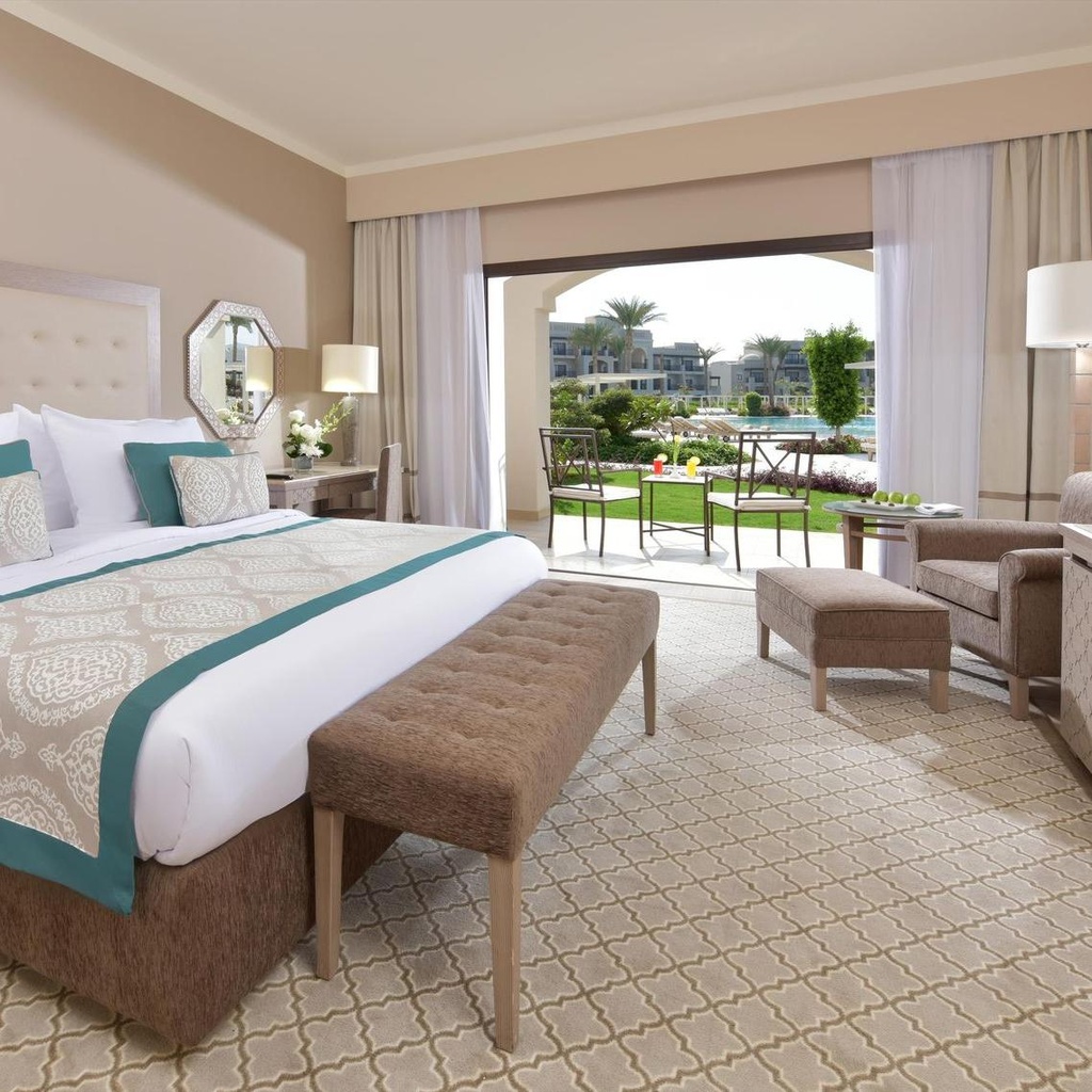 572_shr_alcazar_superior_room_queen_bed_pool_view.jpg