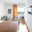 Nissi Park curte cu piscina.webp