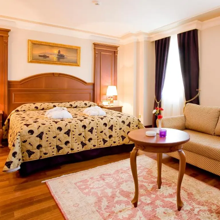 GLK Premier camera cu sofa.webp