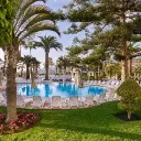 H10 Las Palmeras piscina cu verdeata.webp