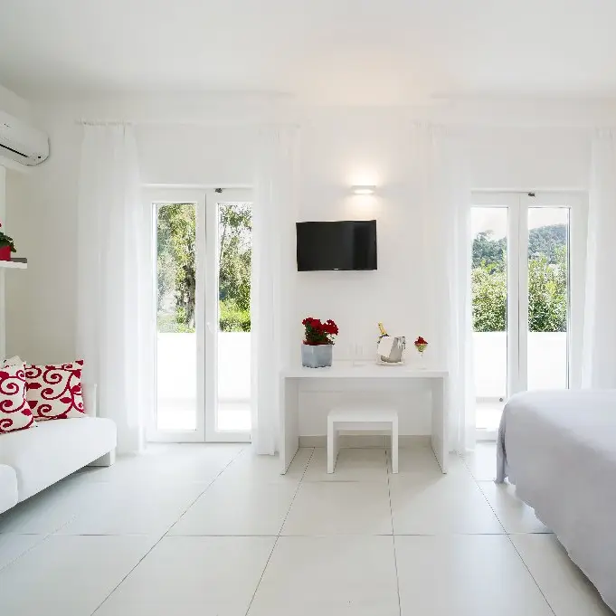 San Francesco camera cu sofa.webp