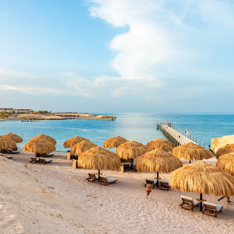 Sentido Naga Bay plaja wide view.webp