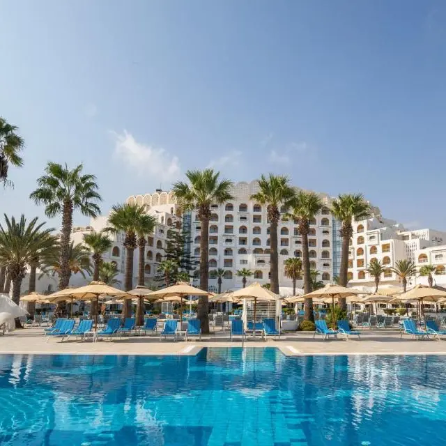 Marhaba Palace exterior cu piscina.webp