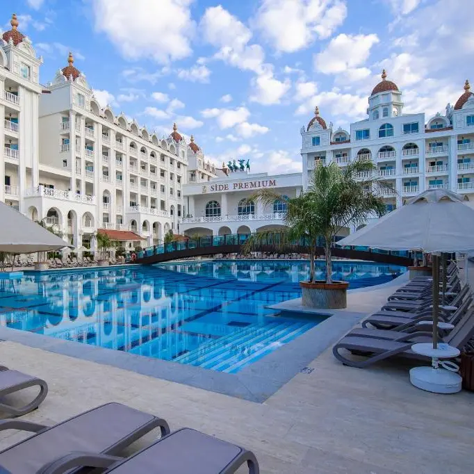 OZ HOTELS SIDE PREMIUM piscina exterioara.webp