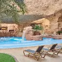 Hilton Salwa Beach piscina cu cascada.webp