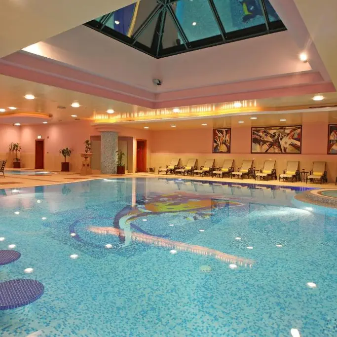 Al Raha Beach piscina interioara.webp