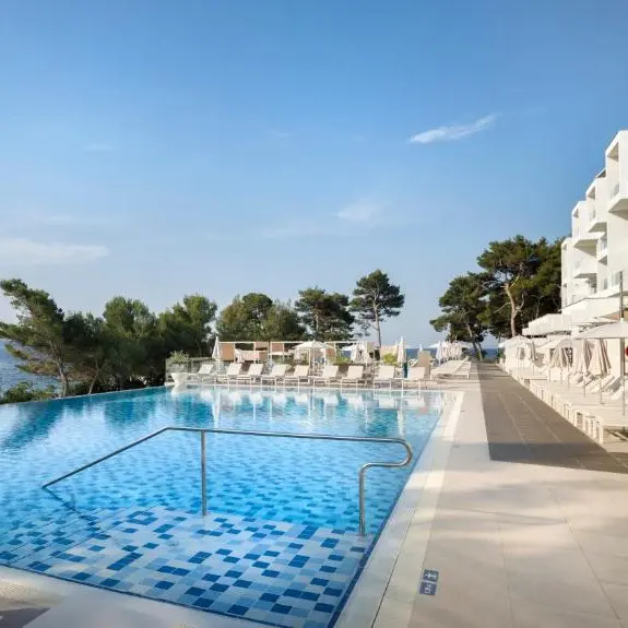 Valamar Carolina piscina infinity.webp