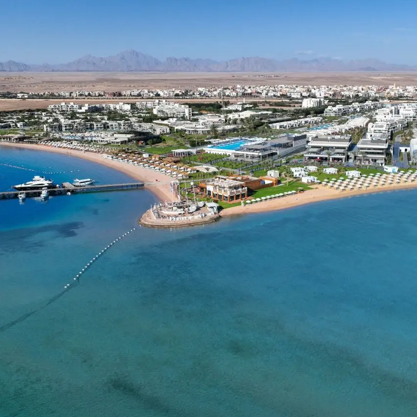 Rixos-Premium-Magawish-Bay-View-plaja si piscina.webp