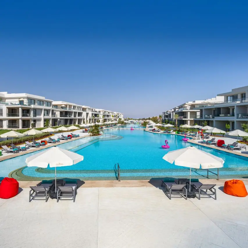 Rixos-Premium-Magawish-Bay-View-piscina ziua.webp