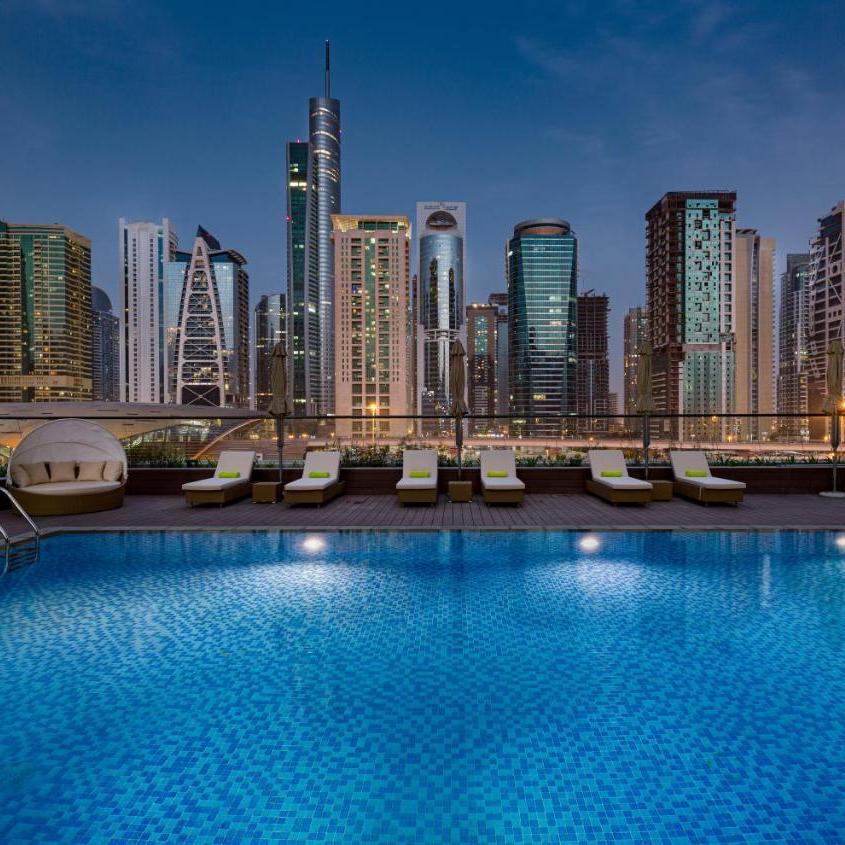 Millenium Place Dubai Marina piscina exterioara.jpg