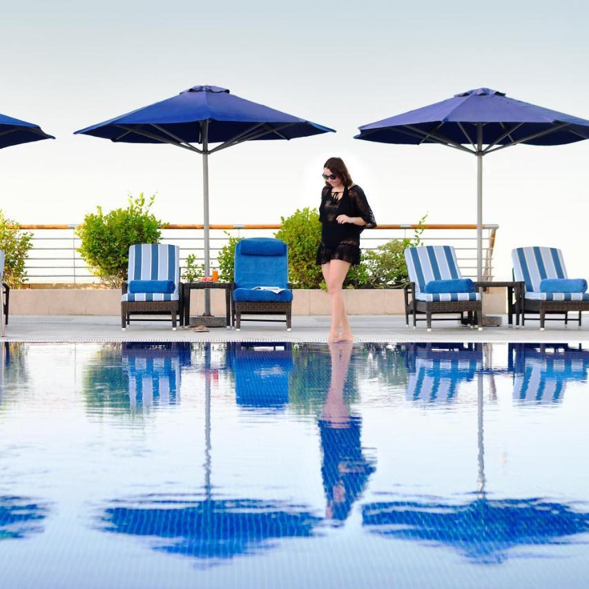 Intercontinental Abu Dhabi piscina.jpg