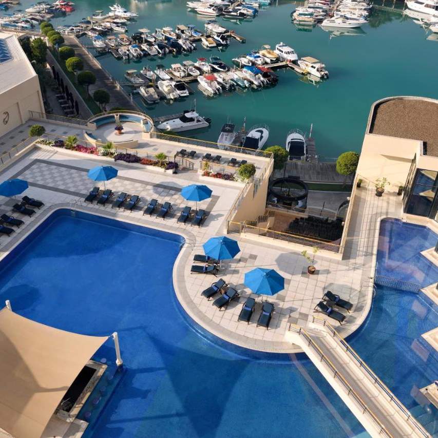 Intercontinental Abu Dhabi piscine externe.jpg