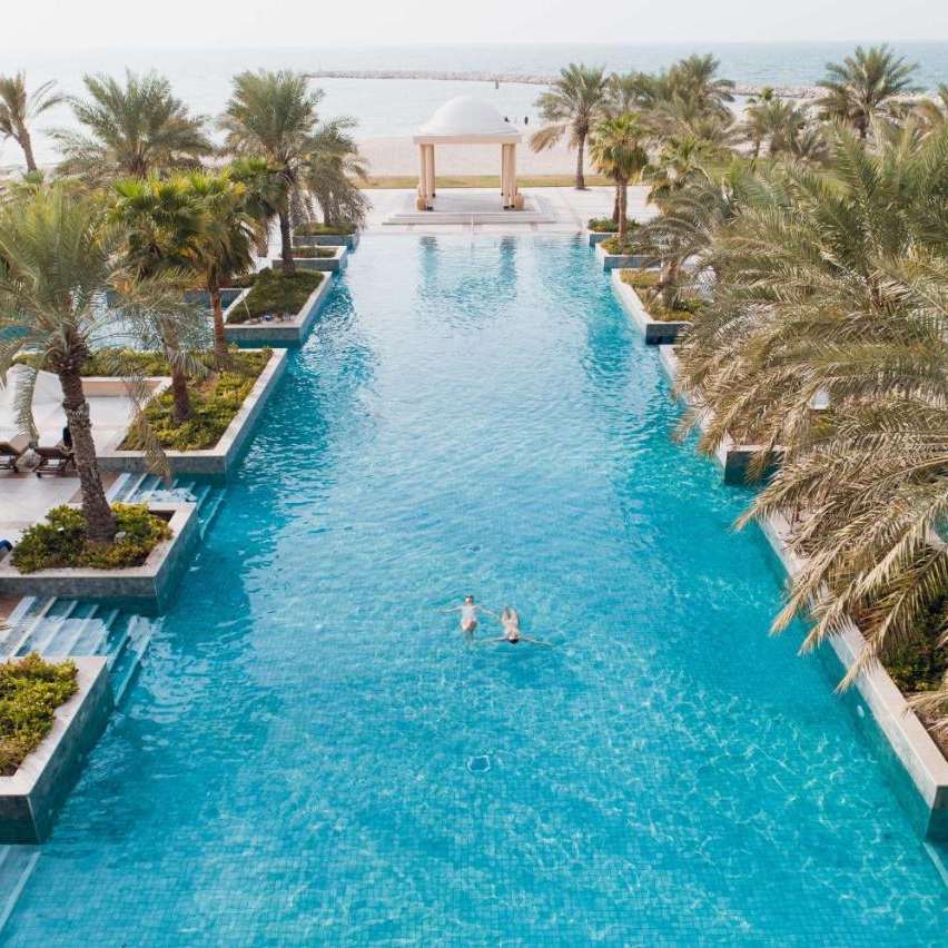 Hilton Ras al Khaimah piscina mare.jpg