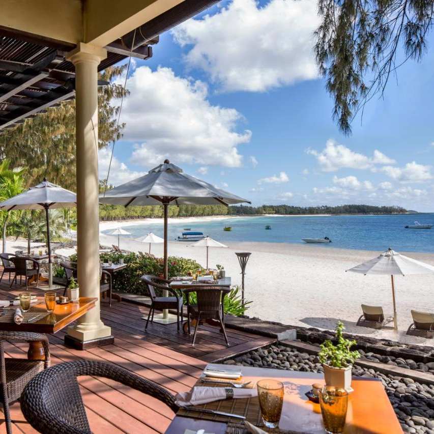 The Residence Mauritius terasa pe plaja.jpg